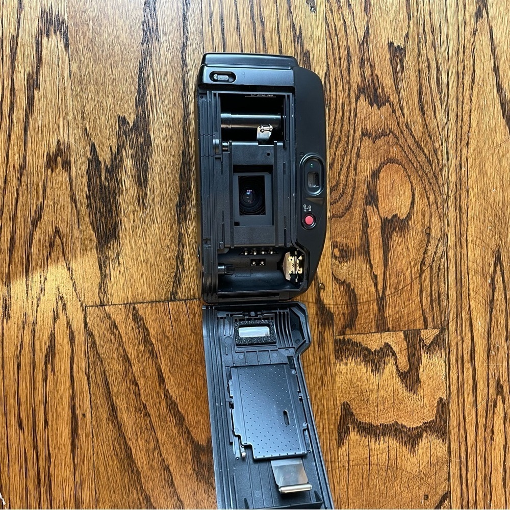 Canon Black Film Photography Camera with Autofocus and Built-in Flash - Picture 5 of 8